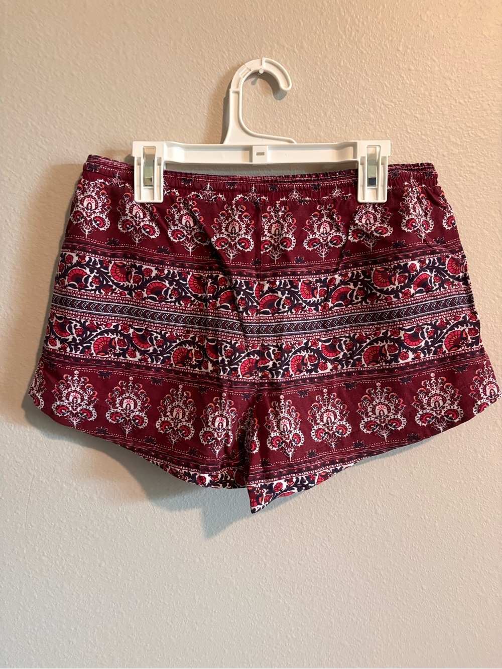 AMERICAN EAGLE Women’s Red Patterned Drawstring Shorts Size S - Picture 2 of 3